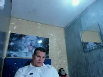 Chaturbate Live Sex Cam of tyleer_scot