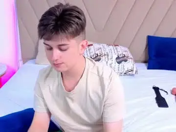 Chaturbate Live Sex Cam of miless_cooper