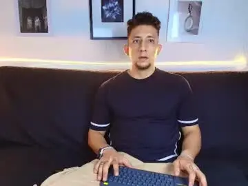 Chaturbate Live Sex Cam of emiliocum_24