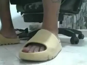 Chaturbate Live Sex Cam of srfindomfeet_