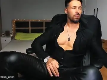 Chaturbate Live Sex Cam of mikestrip