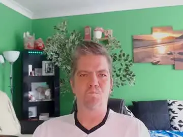 Chaturbate Live Sex Cam of justme_19830331