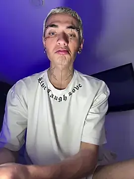Stripchat Sex Cam of santikhalifa