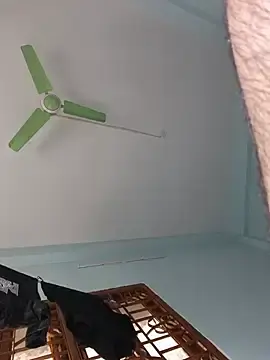 Stripchat Free Porn Cam of Hairy_hunk32