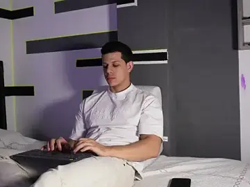 Stripchat Free Porn Cam of MarcoSullivan