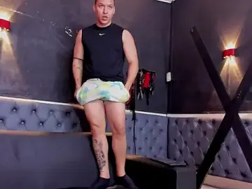 Stripchat Live Sex Cam of lucassimone_
